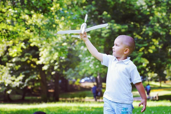 Gelukkige Jongen Spelen Gooien Vliegtuig Park — Stockfoto