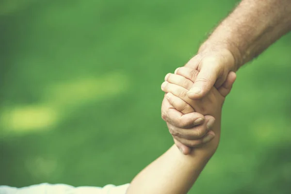 Feliz Abuelo Niño Divierten Juegan Parque Hermoso Día Soleado — Foto de Stock