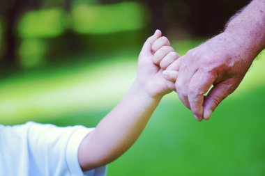 Mutlu büyükbaba ve çocuk güzel güneşli bir günde parkta eğlenip oynuyorlar.