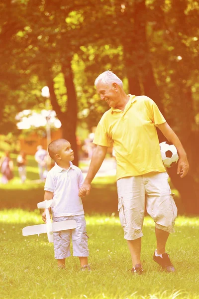 快乐的祖父和孩子们 在美丽的阳光灿烂的日子里 在公园里玩吧 — 图库照片