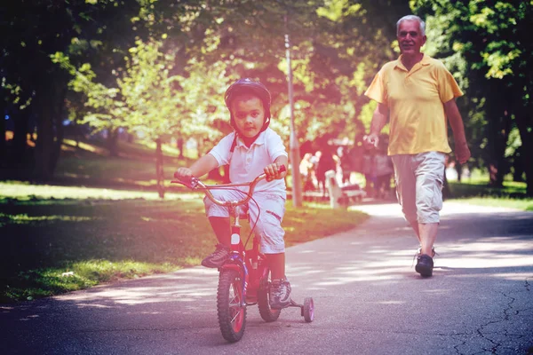 Glücklicher Opa Und Kind Haben Spaß Park Einem Schönen Sonnigen — Stockfoto