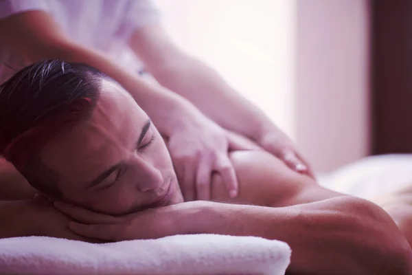Jonge Knappe Man Hebben Ontspannende Massage Spa Wellness Kapsalon — Stockfoto