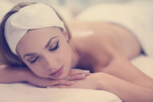 Beautiful Young Woman Getting Back Massage Spa Wellness Salon — Stock Photo, Image