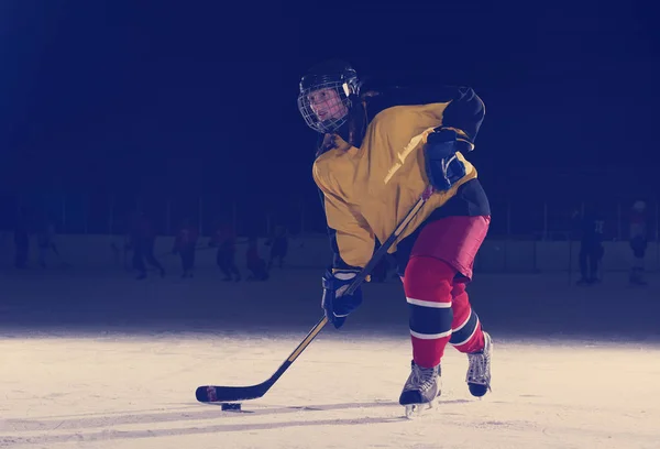 Une Jeune Fille Joueuse Hockey Sur Glace Action Donnant Coup — Photo