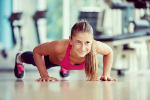 Hermosa Mujer Rubia Calentando Haciendo Algunos Flexiones Gimnasio —  Fotos de Stock