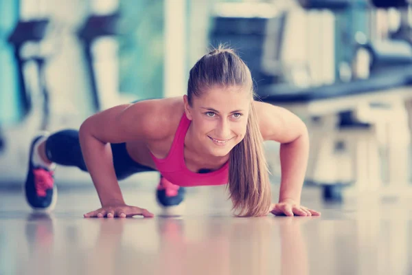 Magnifique Femme Blonde Réchauffer Faire Quelques Pompes Salle Gym — Photo