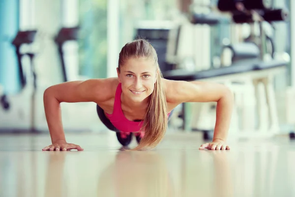 Magnifique Femme Blonde Réchauffer Faire Quelques Pompes Salle Gym — Photo