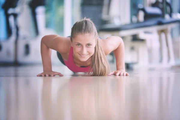 Splendida Donna Bionda Che Riscalda Alcune Flessioni Palestra — Foto Stock