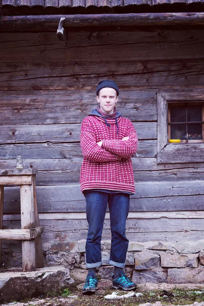 Retrato Joven Hipster Hombre Con Piercing Nariz Delante Vieja Casa —  Fotos de Stock