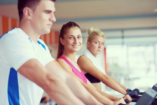 美丽的年轻女性朋友 在明亮的现代健身房跑步机上锻炼的一群 — 图库照片