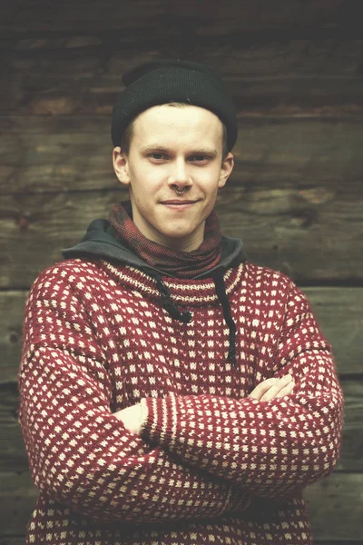 Retrato Joven Hipster Hombre Con Piercing Nariz Delante Vieja Casa — Foto de Stock