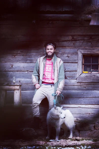 Knappe Jonge Hipster Man Die Samen Met Witte Husky Hond — Stockfoto
