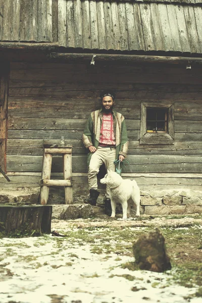 Schöner Junger Hipster Mann Steht Zusammen Mit Weißem Husky Hund — Stockfoto