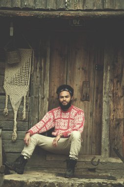 Genç yenilikçi, eski vintage Ahşap evin önünde sakallı adam portresi