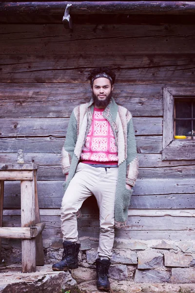 Retrato Jovem Hipster Homem Com Barba Frente Velha Casa Madeira — Fotografia de Stock