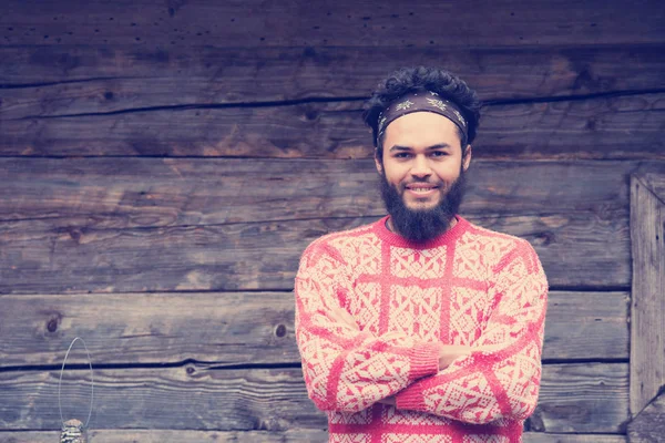 Retrato Jovem Hipster Homem Com Barba Frente Velha Casa Madeira — Fotografia de Stock