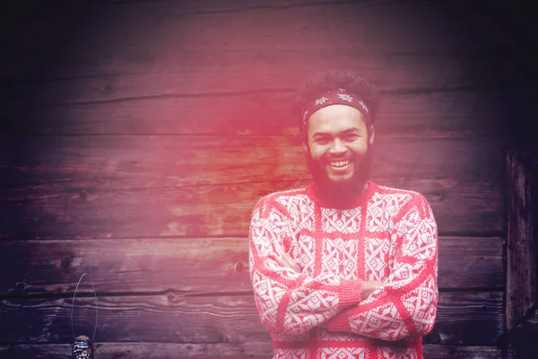 Genç yenilikçi, eski vintage Ahşap evin önünde sakallı adam portresi