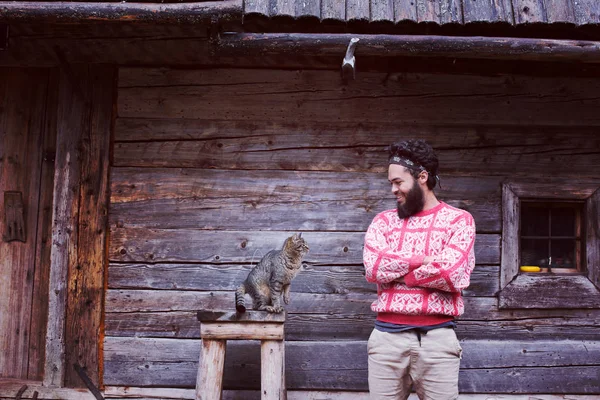 Retrato Joven Hipster Con Barba Gato Delante Una Casa Madera —  Fotos de Stock