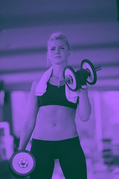 华丽的妇女举重一些重量在健身房 — 图库照片