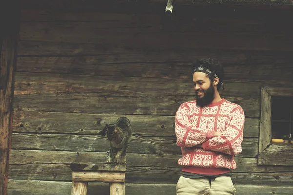 Retrato Joven Hipster Con Barba Gato Delante Una Casa Madera —  Fotos de Stock