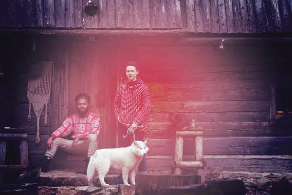 Hipsters Pareja Retrato Dos Joven Con Blanco Husky Perro Sentado —  Fotos de Stock