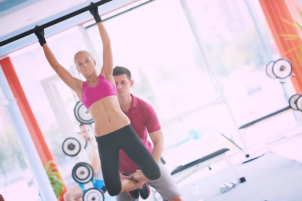 Jeune Femme Sportive Avec Entraîneur Haltères Exercice Levage Dans Salle — Photo