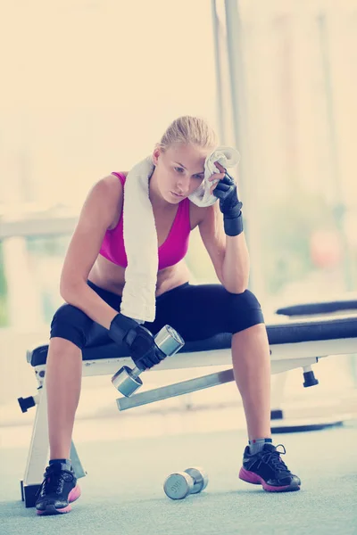 Exercício Saudável Jovem Mulher Com Halteres Relaxante Banch Ginásio Fitness — Fotografia de Stock