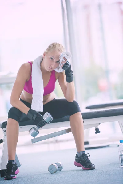 Zdravá Mladá Žena Cvičení Činkami Relaxaci Banch Posilovně Fitness — Stock fotografie
