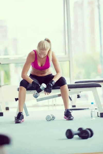 Friska Unga Kvinna Tränar Med Hantlar Och Avkopplande Banch Gymmet — Stockfoto