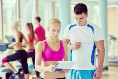 Spor salonundaki sağlıklı ve formda gençlerin grup portresi