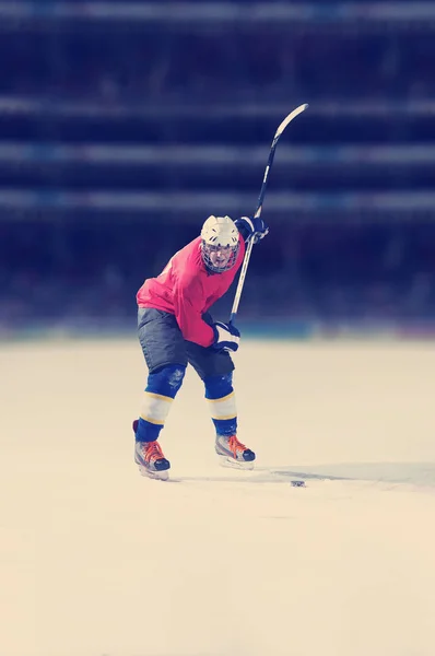 Giocatore Hockey Ghiaccio Azione Calci Con Bastone — Foto Stock