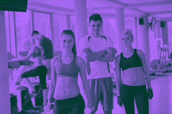 Retrato Grupo Jóvenes Sanos Forma Gimnasio Tono Dúo —  Fotos de Stock