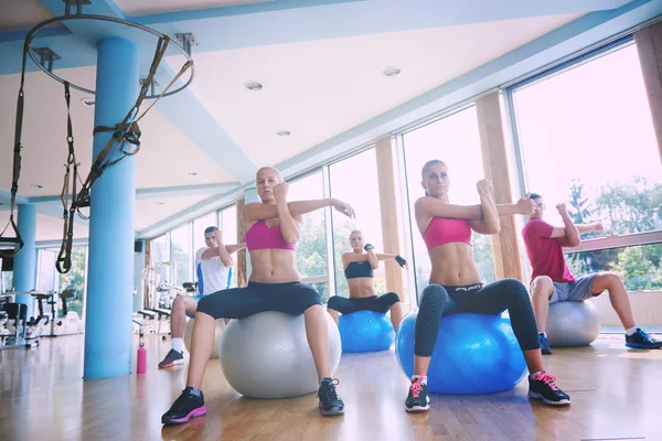 Bir Grup Insan Spor Salonunda Yoga Sınıfında Toplarla Egzersiz Yapıyor — Stok fotoğraf