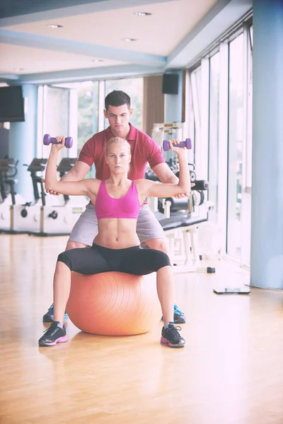 Jeune Femme Sportive Avec Entraîneur Haltères Exercice Levage Dans Salle — Photo