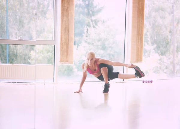 Carino Giovane Donna Stretching Riscaldamento Suo Allenamento Una Palestra — Foto Stock