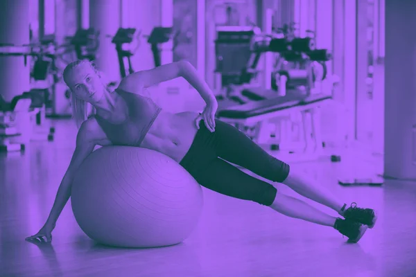 Γυναίκα Άσκηση Πιλάτες Στο Fitness Γυμναστήριο Club Δίδυμο Τόνο — Φωτογραφία Αρχείου