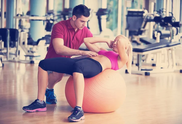 Spor Salonunda Spor Antrenörü Olan Genç Bir Kadın — Stok fotoğraf