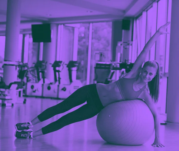 妇女锻炼普拉提在健身健身俱乐部双音 — 图库照片