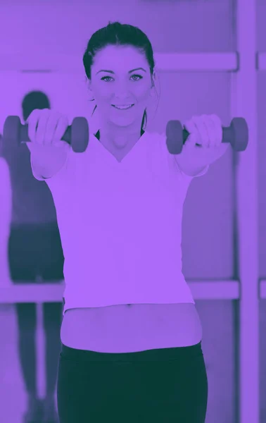 Krásná Mladá Žena Fitness Cvičení Činkami Sportovním Klubu — Stock fotografie