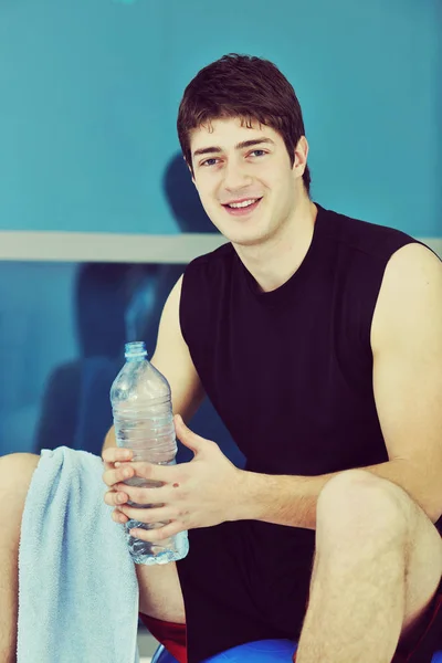 Mladý Muž Pít Vodu Fitness Cvičení Školení Sportovním Klubu — Stock fotografie