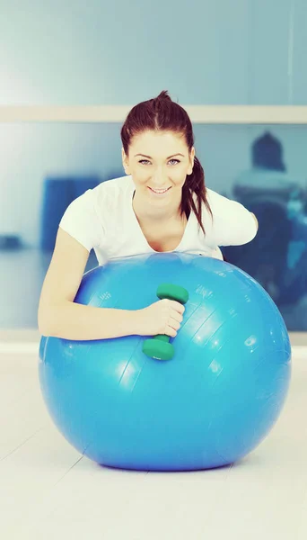 Mooie Jonge Vrouw Fitness Training Met Gewichten Bij Sportclub — Stockfoto