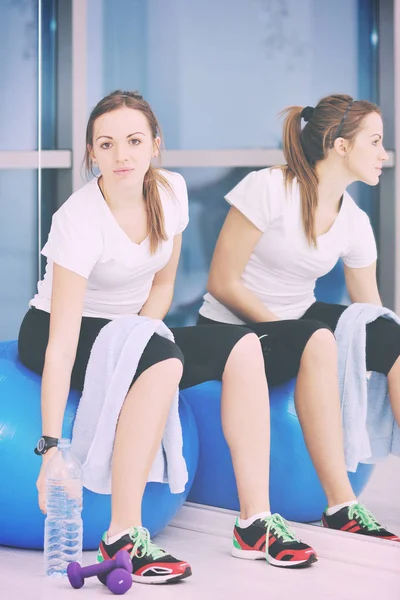 若い女性はスポーツクラブのフィットネストレーニングで水を飲む — ストック写真