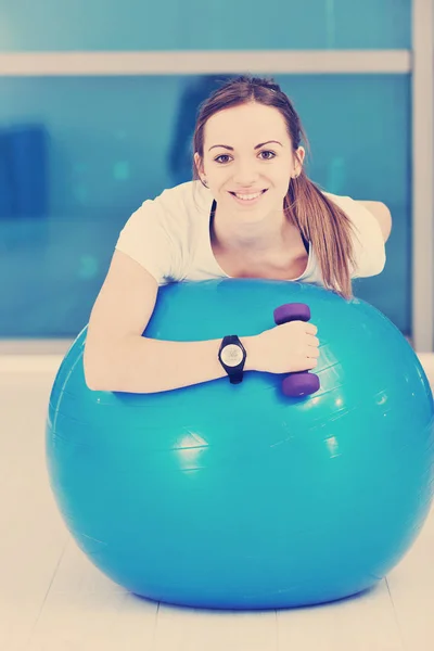 Mooie Jonge Vrouw Fitness Training Met Gewichten Bij Sportclub — Stockfoto