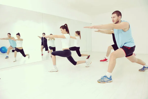 Grupo Jovens Felizes Excercise Relaxar Clube Fitness — Fotografia de Stock