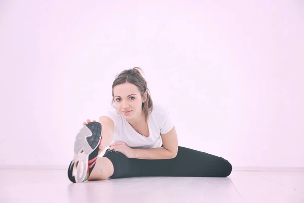 Conceito Dieta Feliz Com Jovem Mulher Escala Rosa Clube Ginástica — Fotografia de Stock