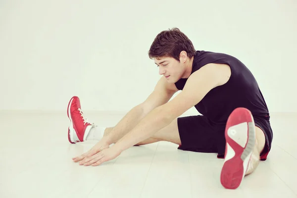 Молодий Чоловік Фітнес Спортивному Клубі Фізичні Вправи Вагами Розслабляючим Дуетом — стокове фото