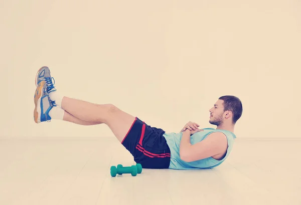 Mladý Muž Fitness Sport Klub Cvičení Váhami Relaxační — Stock fotografie