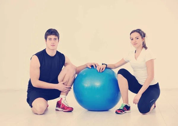 Feliz Jovem Casal Fitness Treino Diversão Clube Ginásio Esporte — Fotografia de Stock