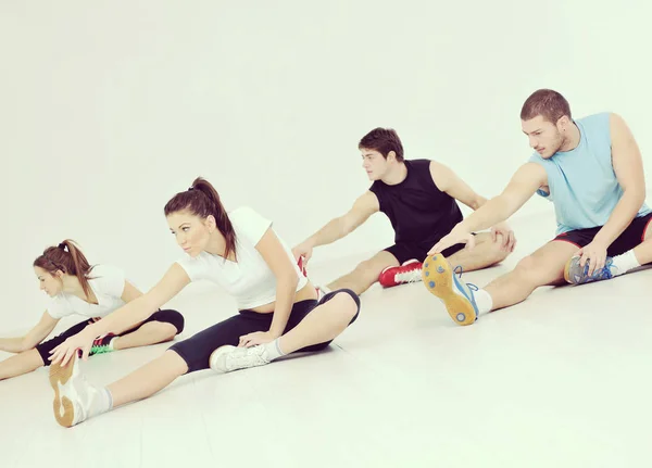 Gelukkige Jonge Mensen Groep Oefening Ontspan Fitnessclub — Stockfoto