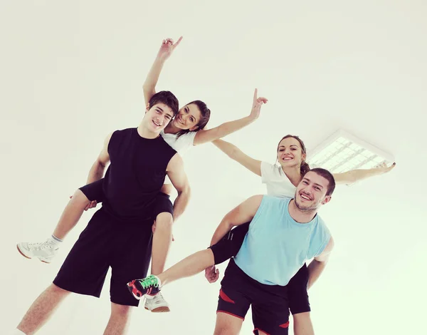 Ευτυχισμένος Νέους Ομάδα Στην Άσκηση Και Χαλαρώσετε Στο Γυμναστήριο — Φωτογραφία Αρχείου